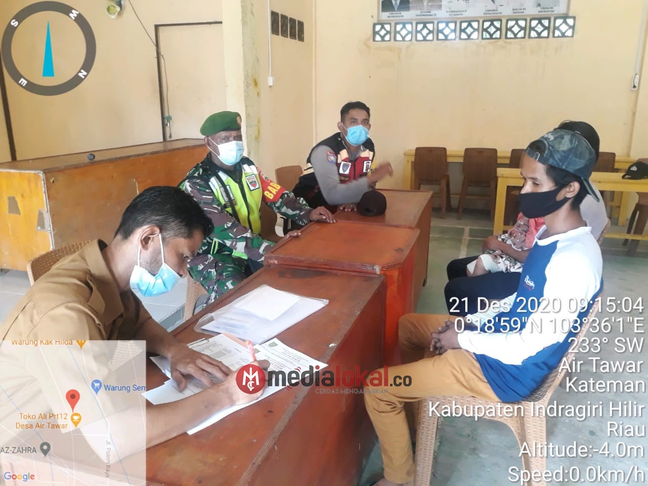 Babinsa Koramil 06/Kateman Bantu Penyaluran BLT di Kantor Desa Air Tawar