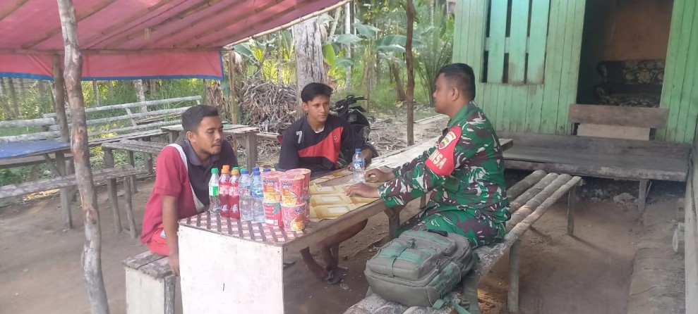 Babinsa Koramil 03/Tpl Jalin Silaturahmi dengan Tokoh Pemuda, Rencanakan Goro Pembersihan Lingkungan