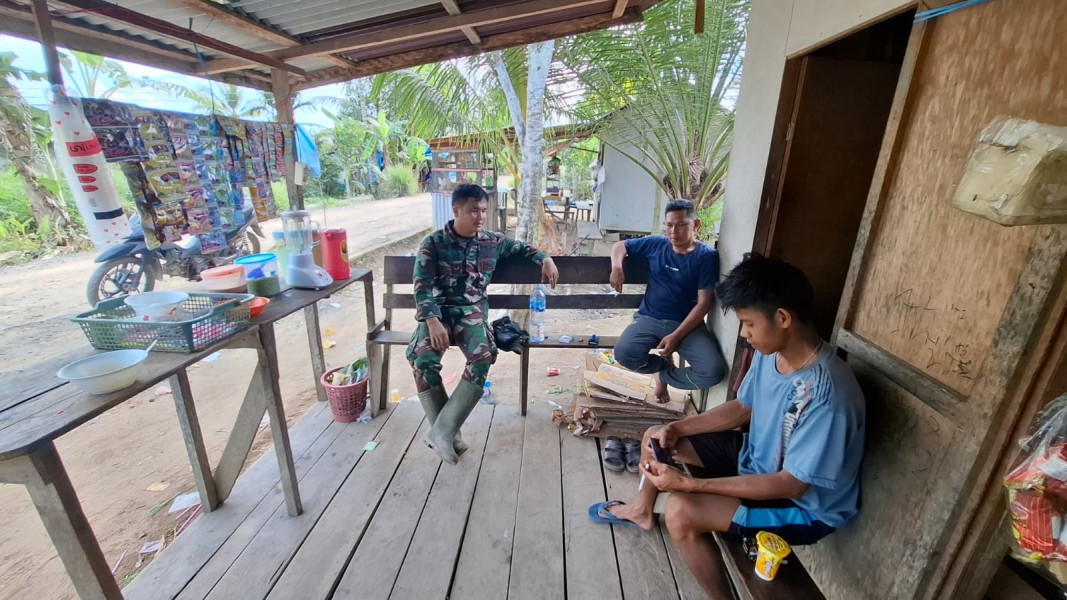 Babinsa Serda JG Hutauruk Ajak Pemuda Tingkatkan Keamanan Desa, Pos Kamling Jadi Garda Terdepan