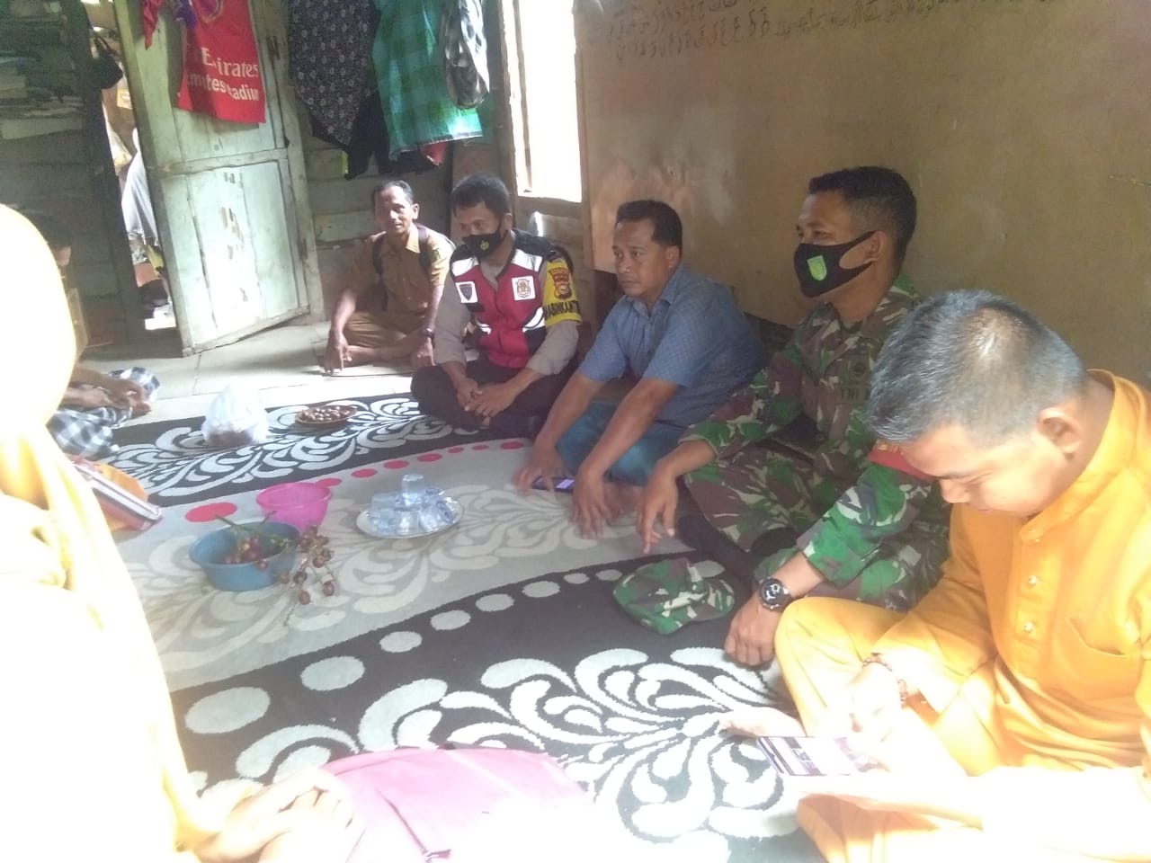 Babinsa dan Bhabinkamtibmas Bersama Pihak Desa Talang Jangkang Data Warga yang Belum Divaksin