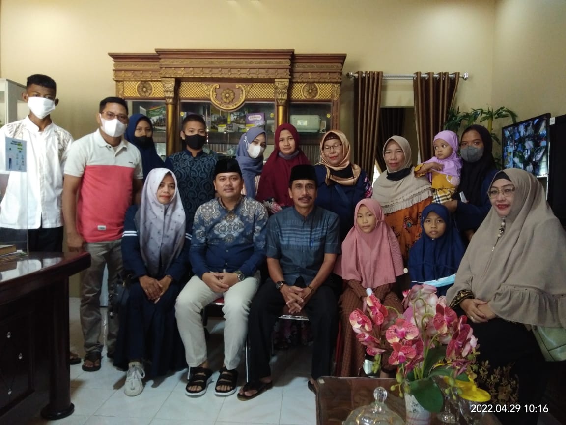 IKA SMEA/SMKN 1 Tembilahan Berikan Santunan kepada Anak Yatim