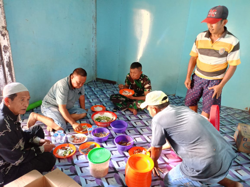 Usai Gotong Royong, Danramil 03/Tpl Istirahat Makan Siang Bersama Warga