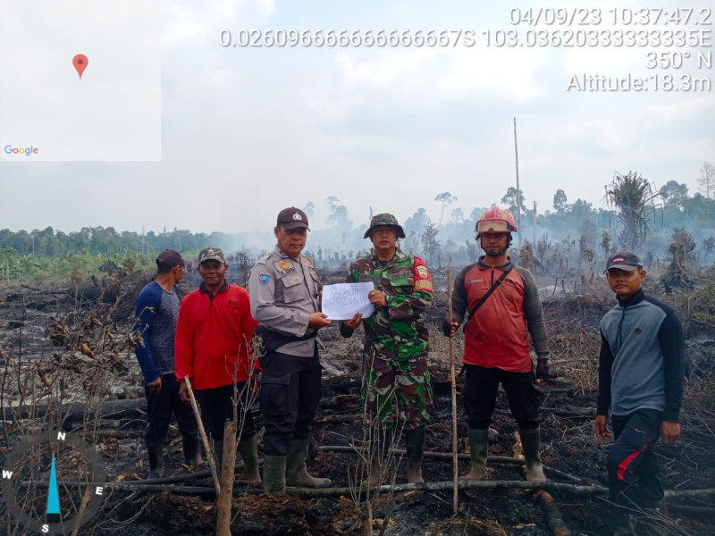 Melakukan Pemadaman Titik Hot Spot, Bhabinsa 05/Gas Serda Guntur Sampaikan Himbauan Pentingnya Keselamatan Dalam Bekerja