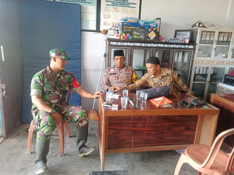 Bersinergi, Babinsa Koramil 07/Reteh Lakukan Komsos Bersama Bhabinkamtibmas