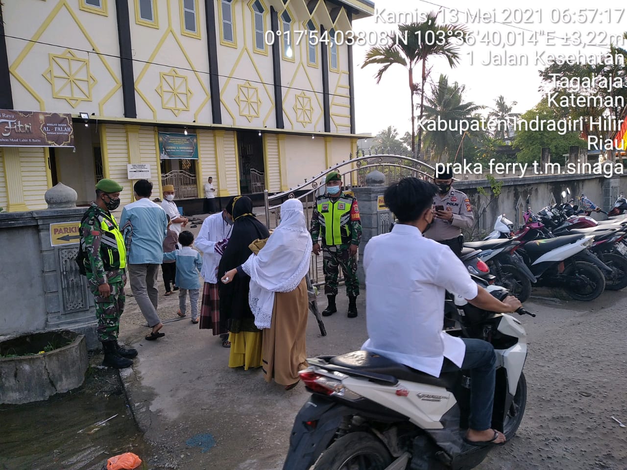TNI Koramil 06/Kateman Bersama Polri Kompak Amankan Sholat Ied
