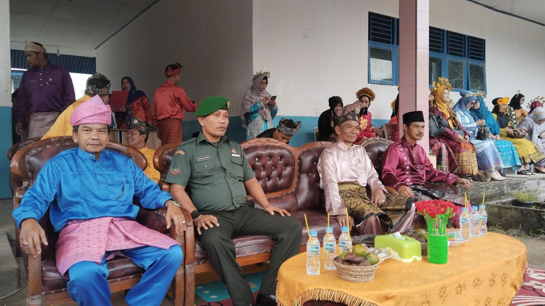 Babinsa Koramil 05/Gas Koptu Umar Nasution Hadiri Peringatan Hardiknas Di Lapangan Upacara SMP N 1 Gas