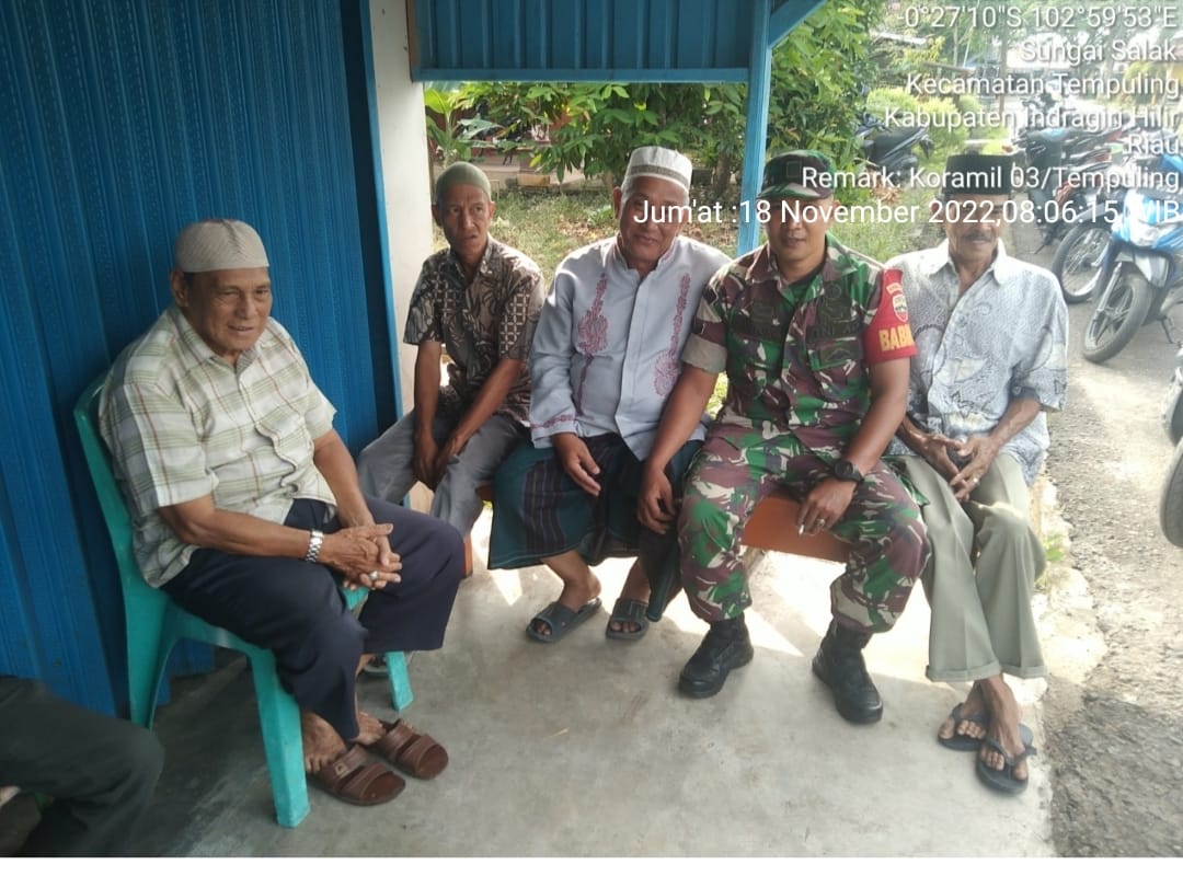 Tetap Jaga Kebersamaan, Babinsa Koramil 03/TPL Komsos di Kampung Pancasila