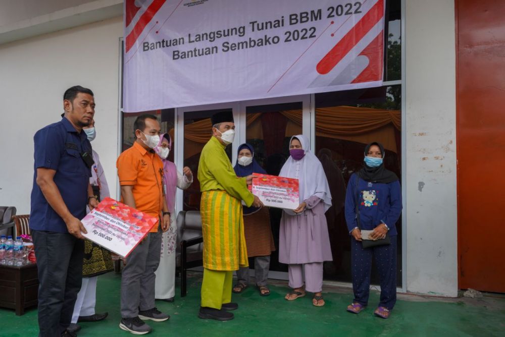 Serahkan BLT BBM, Ini Pesan Gubernur Riau Syamsuar