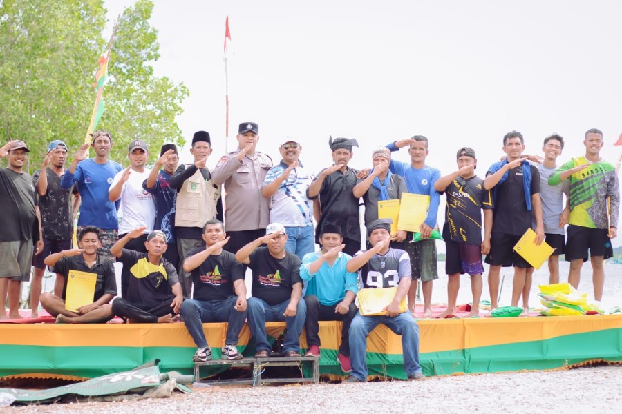 Perjuangan Bhabinkamtibmas Aipda Hudori Hidupkan Budaya dan Lingkungan Lewat Festival Sampan Layar di Desa Ketam Putih