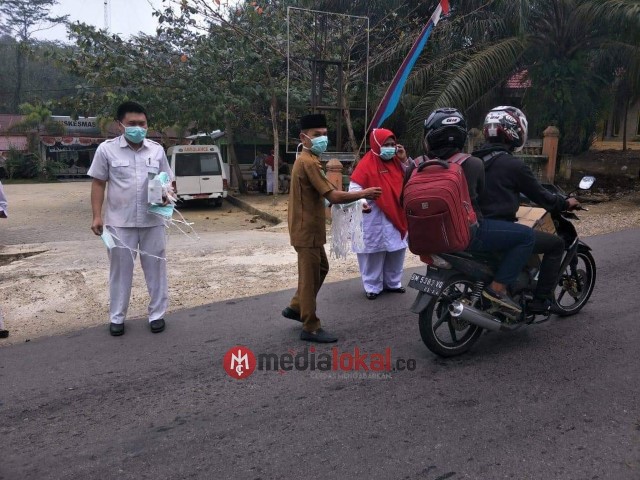 Kabut Asap, Puskesmas Polak Pisang Berikan Masker Gratis