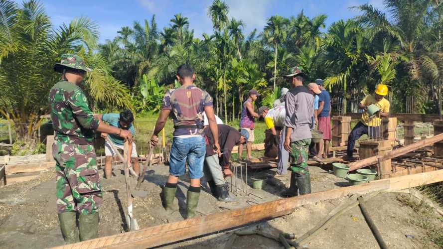 Karya Bakti Bersama Masyarakat dan Babinsa Koramil 09/Kemuning