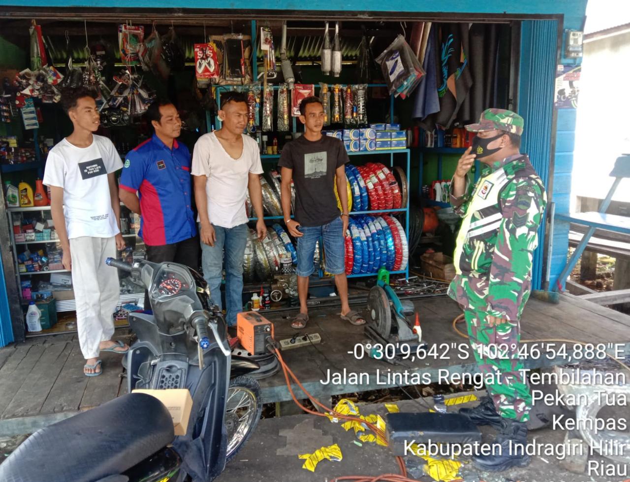 Babinsa Koramil 03/Tempuling Himbau Warga Pakai Masker