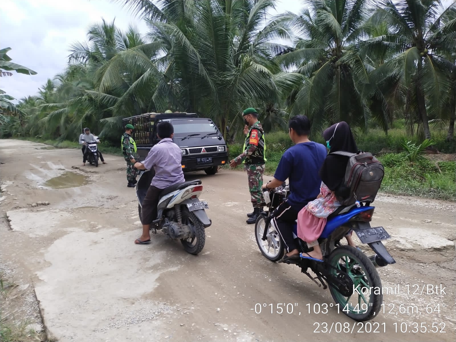 Para Personil Koramil 12/Batang Tuaka Cek Prokes Masker Bagi Pengendara yang Melintas