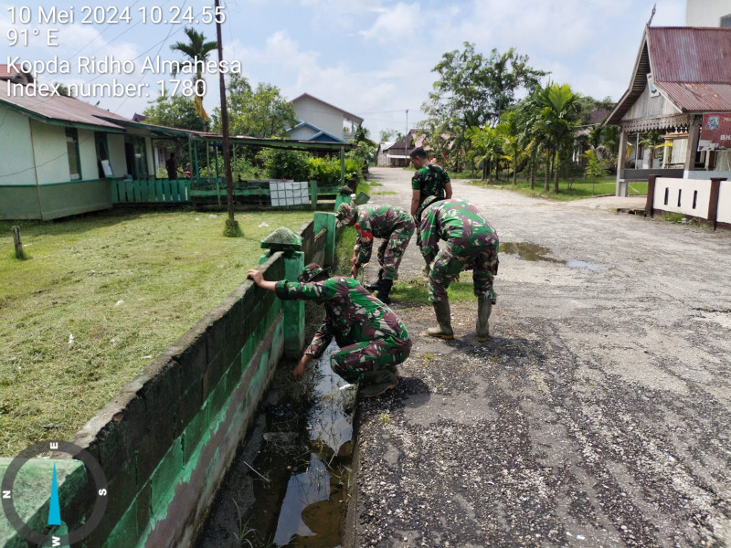Jajaran Personel Koramil 05/Gas Laksanakan Korve Perawatan Makoramil 05/Gaung Anak Serka