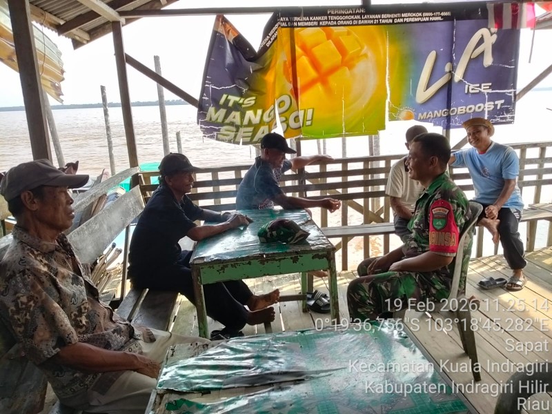 Puasa Pertama, Babinsa Koramil 04/Kuindra Laksanakan Komsos