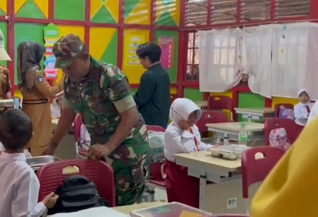 Babinsa Koramil 09/Kemuning Dampingi Program Makan Bergizi Gratis untuk Siswa-Siswi di Kecamatan Keritang