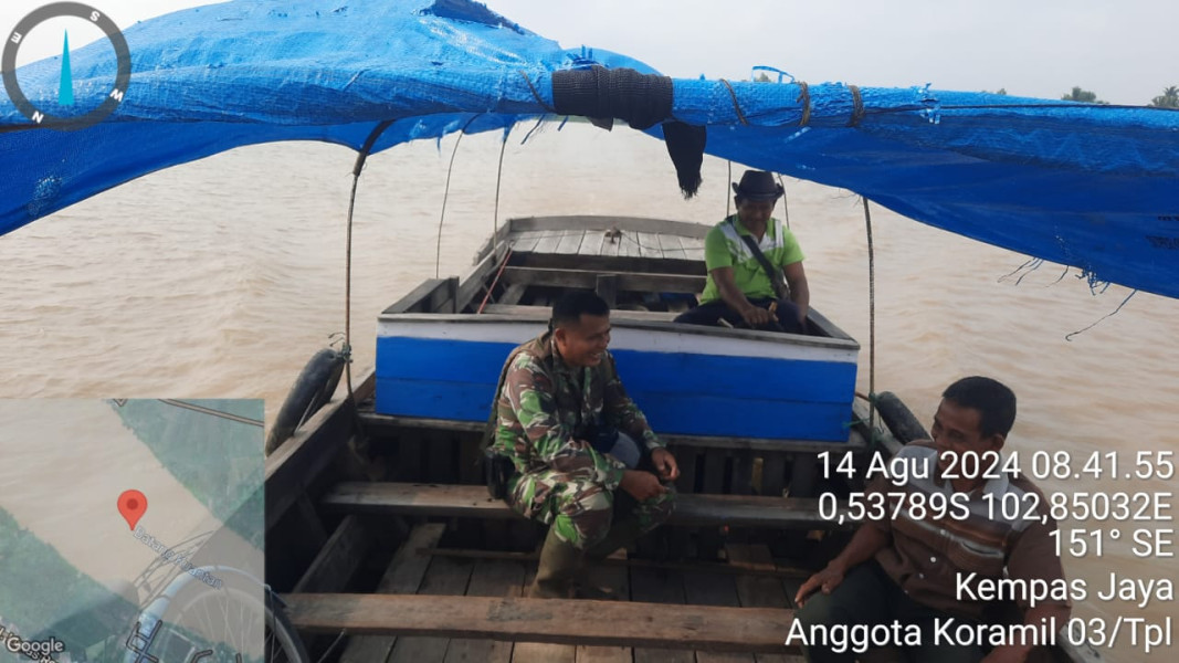 Gunakan Perahu, Totalitas Babinsa 03/Tpl Capai Wilayah Binaan
