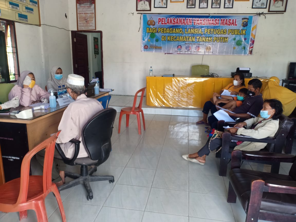 Polres Rohil Gelar Vaksinasi Lansia di Sintong Bakti dan Klinik Bhayangkara