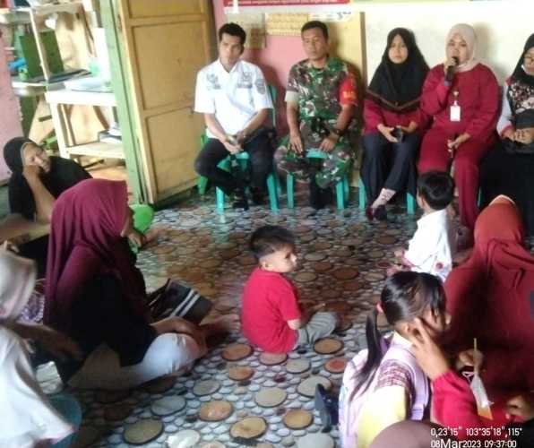 Babinsa Koramil 04/Kuindra Himbau Warga Terutama Yang Mempunyai Balita Agar Vaksin Polio