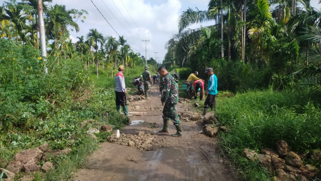 Babinsa Koramil 05/Gas Bersama  Warga Goro Perbaiki Jalan Penghubung Antara Desa