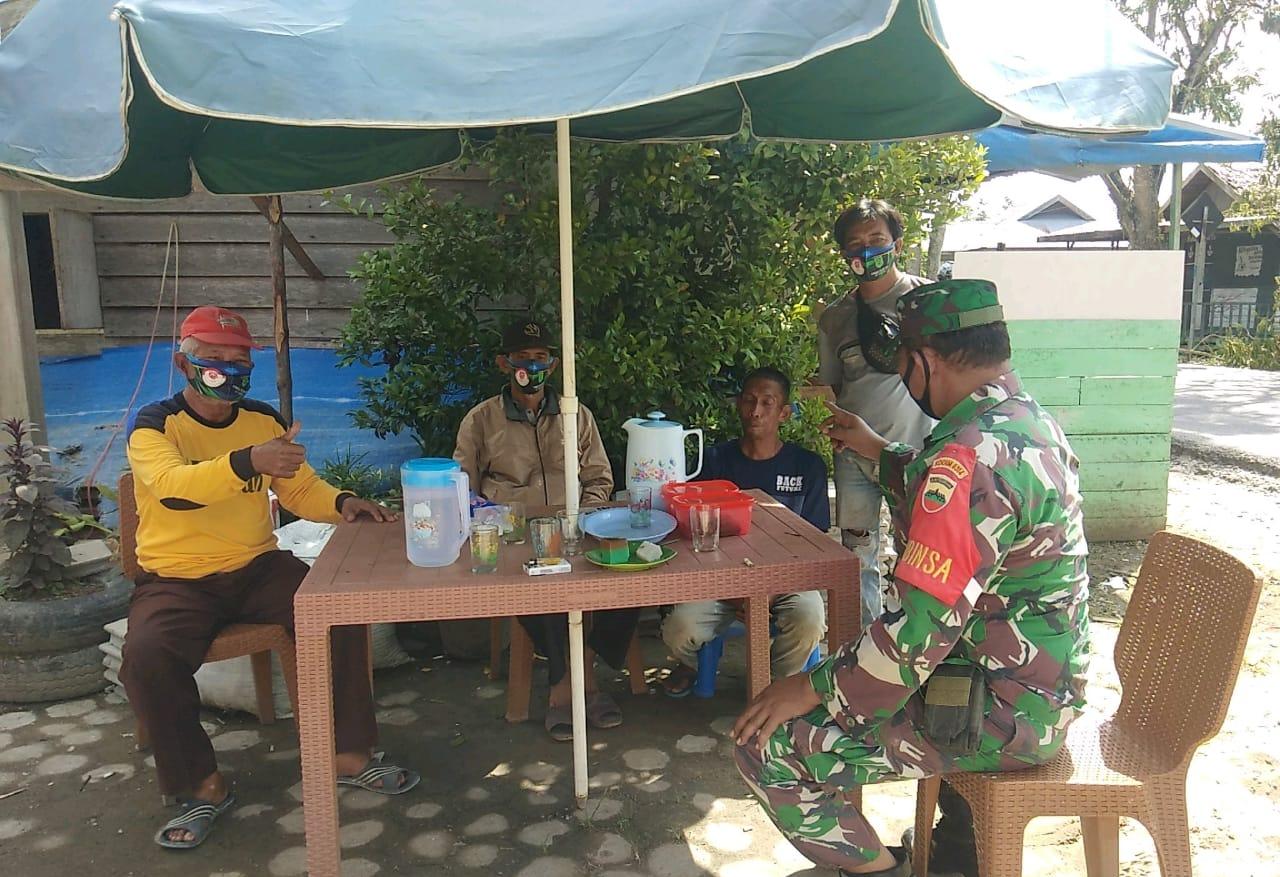 Jaga Stabilitas Keamanan, Babinsa Koramil 03/Tempuling Komsos Dengan Tokoh Masyarakat Didesa Binaan