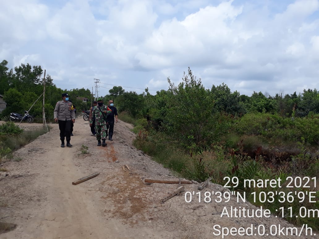 Babinsa Koramil 06/Kateman dan Tim Pantau Lokasi Rawan Karlahut di Desa Air Tawar