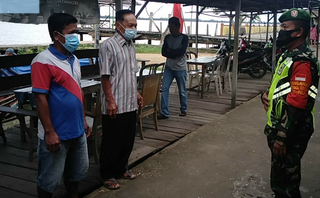 Koramil 04/Kuindra Rutin Ingatkan Pengunjung Pasar dan Pelabuhan untuk Selalu Patuhi Protkes
