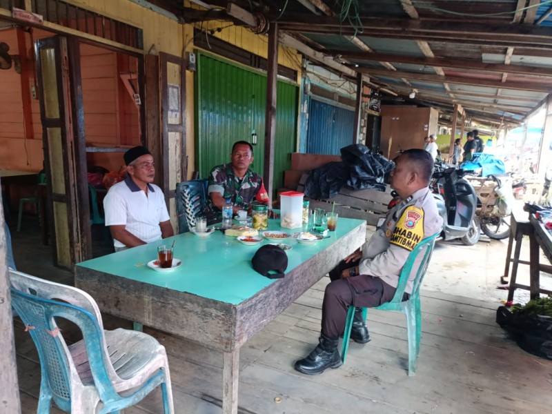 Tingkatkan Sinergitas Babinsa Koramil 05/Gas Serda Rudi Hartono Laksanakan Giat Komsos Dengan Warga Setempat
