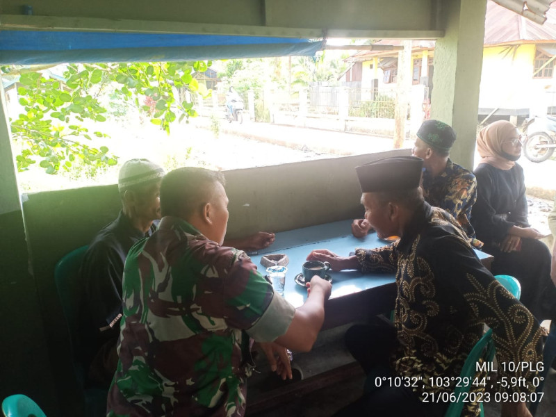 Koramil 10/Pelangiran Jalin Kedekatan Sekaligus Memberikan Wawasan Terkait Makna Pancasila