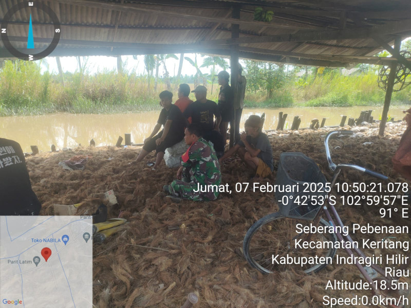 Babinsa Koramil 09 Kemuning Melaksanakan Komsos dengan Warga untuk Meningkatkan Kekompakan dan Kesadaran Masyarakat