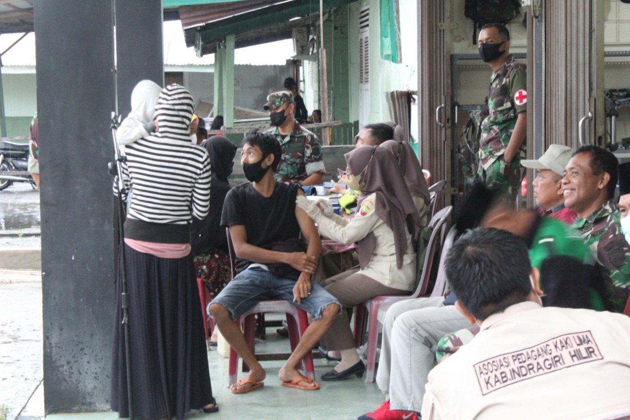 Gelar Bazar Minyak Goreng Murah Dan Sembako Sekaligus Vaksinasi Booster di Kantor Primkopad Makodim 