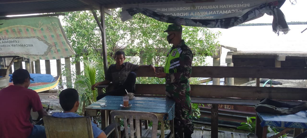 Tegakkan Protkes Covid-19, Anggota Koramil 04/Kuindra Gelar Operasi Yustisi di Pasar Sapat