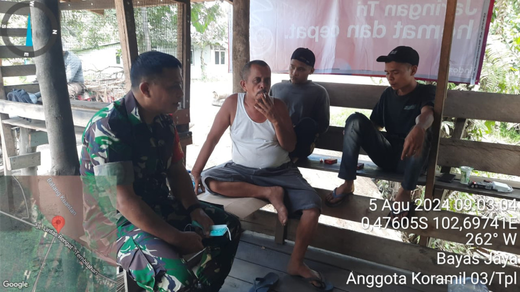 Sambut HUT RI Ke-79, Babinsa 03/Tpl Himbau Warganya Kibarkan Bendera Merah Putih