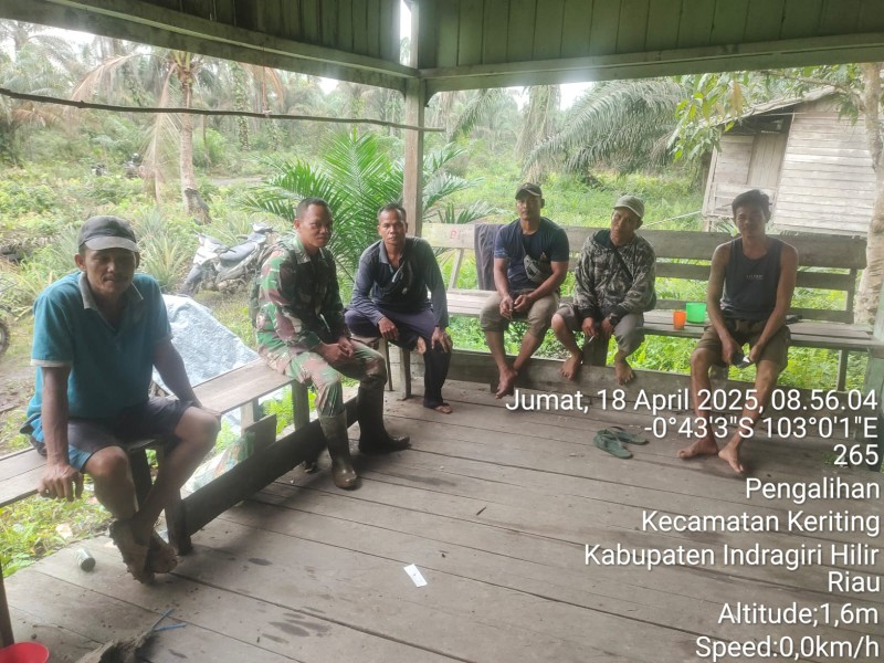 Komsos Babinsa Koramil 09/Kemuning: Mari Kita Jaga Lingkungan Desa Kita