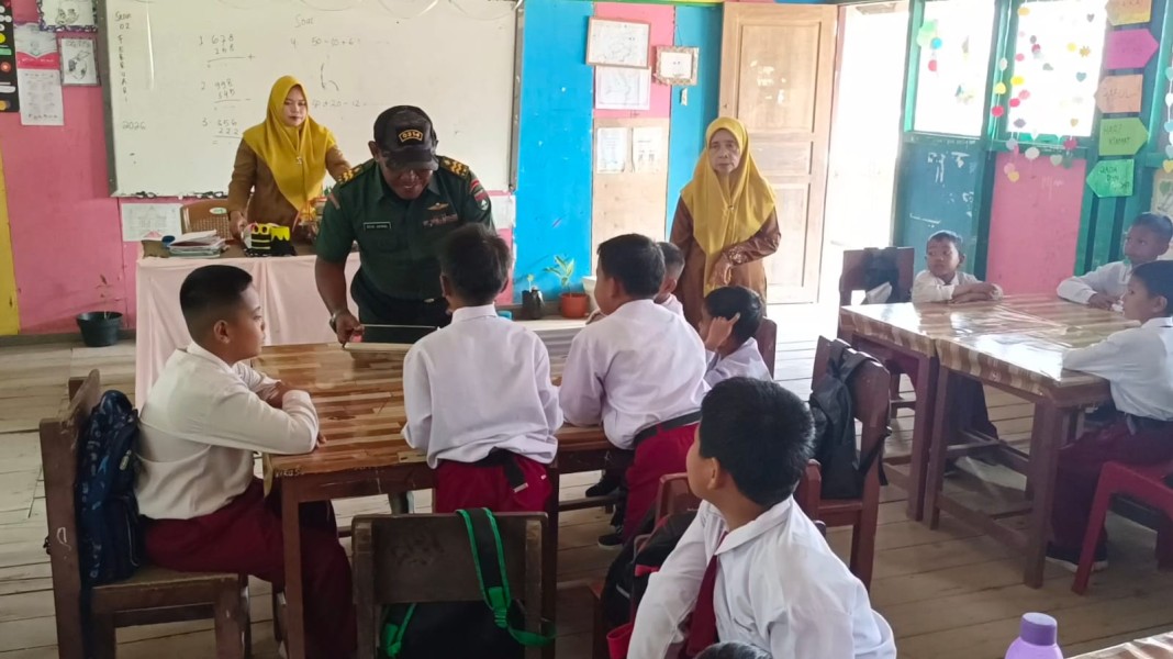 Sertu Johansah Babinsa Koramil 09/Kemuning Makan Bergizi Gratis Penting untuk Kesehatan Siswa