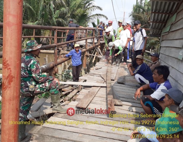 Pra TMMD ke 106, TNI dan Warga di Inhil Bahu-membahu Bangun Jembatan Darurat