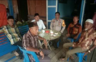 Giat Bhabinkamtibmas Desa Teluk Merbau Aiptu Heriyanto Dalam Rangka Sambang Dan Dialogis Ke Tokoh Pemuda Dan Tokoh Masyarakat