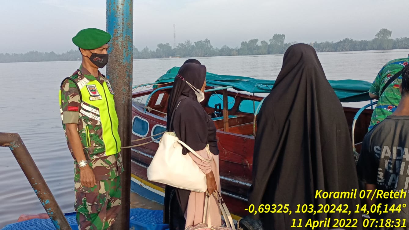 Rutin Lakukan Pengecekan dan Pengawasan Terhadap Penumpang Pelabuhan Oleh Babinsa Koramil 07/Reteh