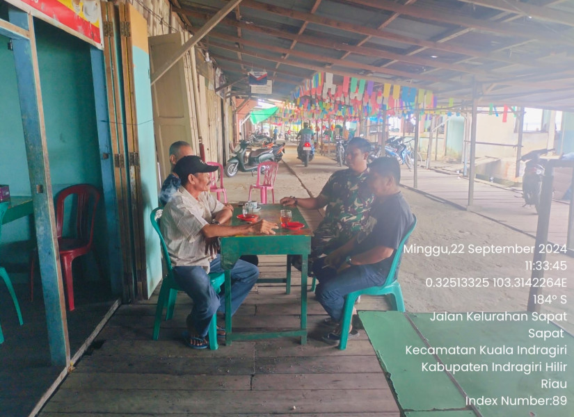 Wujudkan Kedekatan, Babinsa Koramil 04/Kuindra Terus Jalin Silaturahmi dan Tegur Sapa Antar Sesama