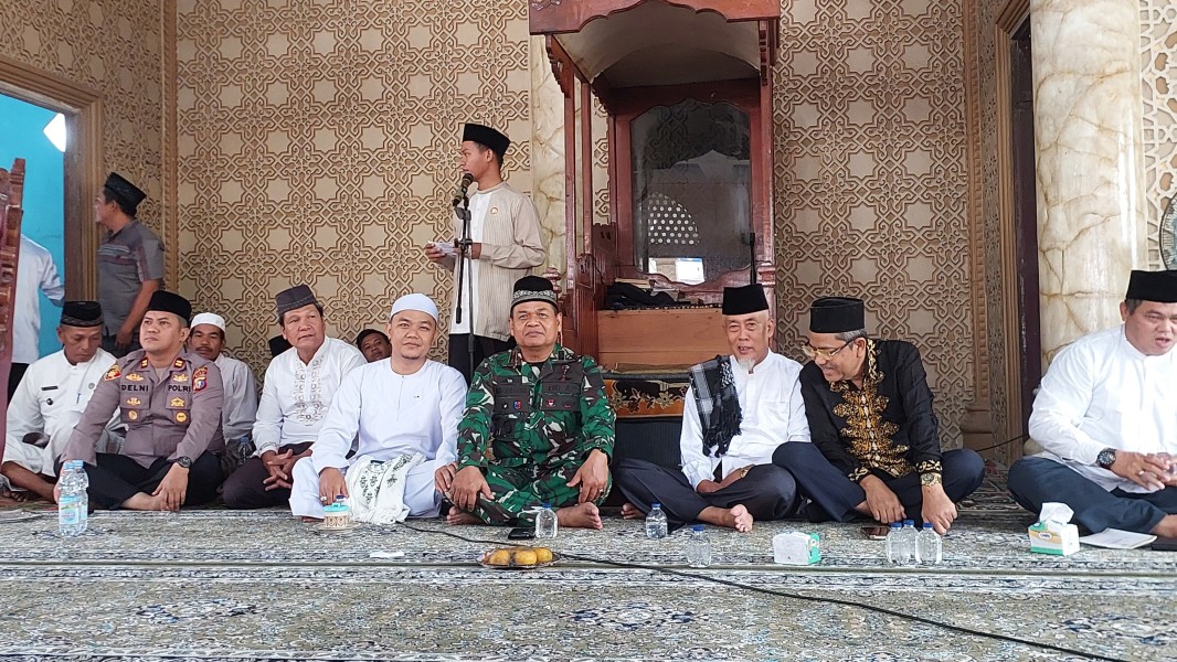 WAKILI DANDIM, DANRAMIL 03/TPL HADIRI HAUL KE-60 SYEKH H. ABDUL FATAH BIN H. ABDUL RASYID DI DESA MUMPA