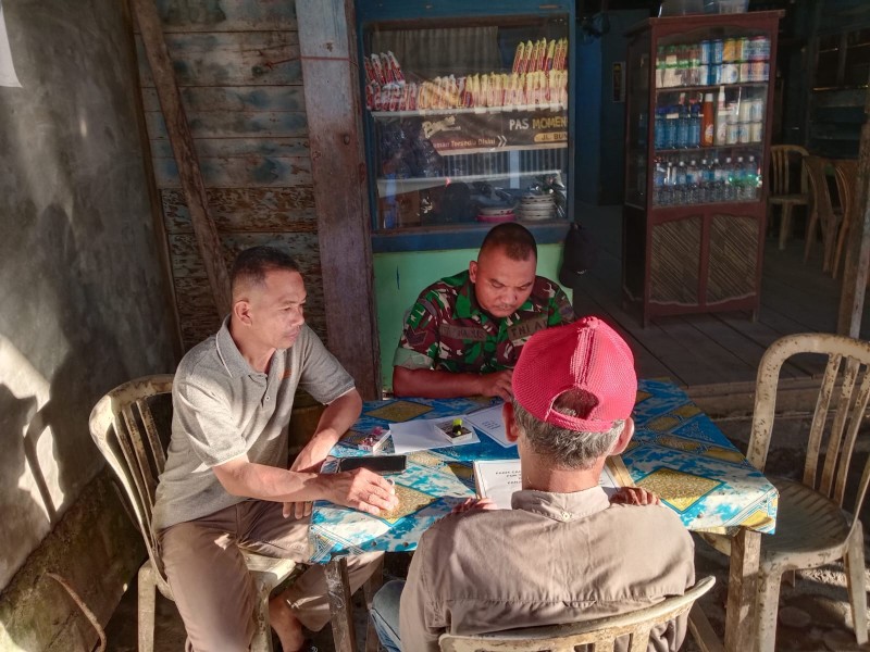 Babinsa Koramil 07/Reteh Tingkatkan Kesadaran Masyarakat Akan Pentingnya Keamanan di Lingkungan