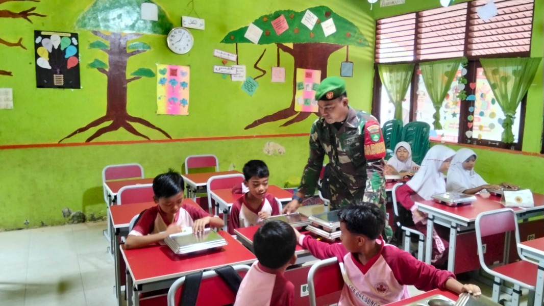 Babinsa Serda Suirwansah Dampingi Penyaluran Makan Bergizi Gratis di Kecamatan Kempas