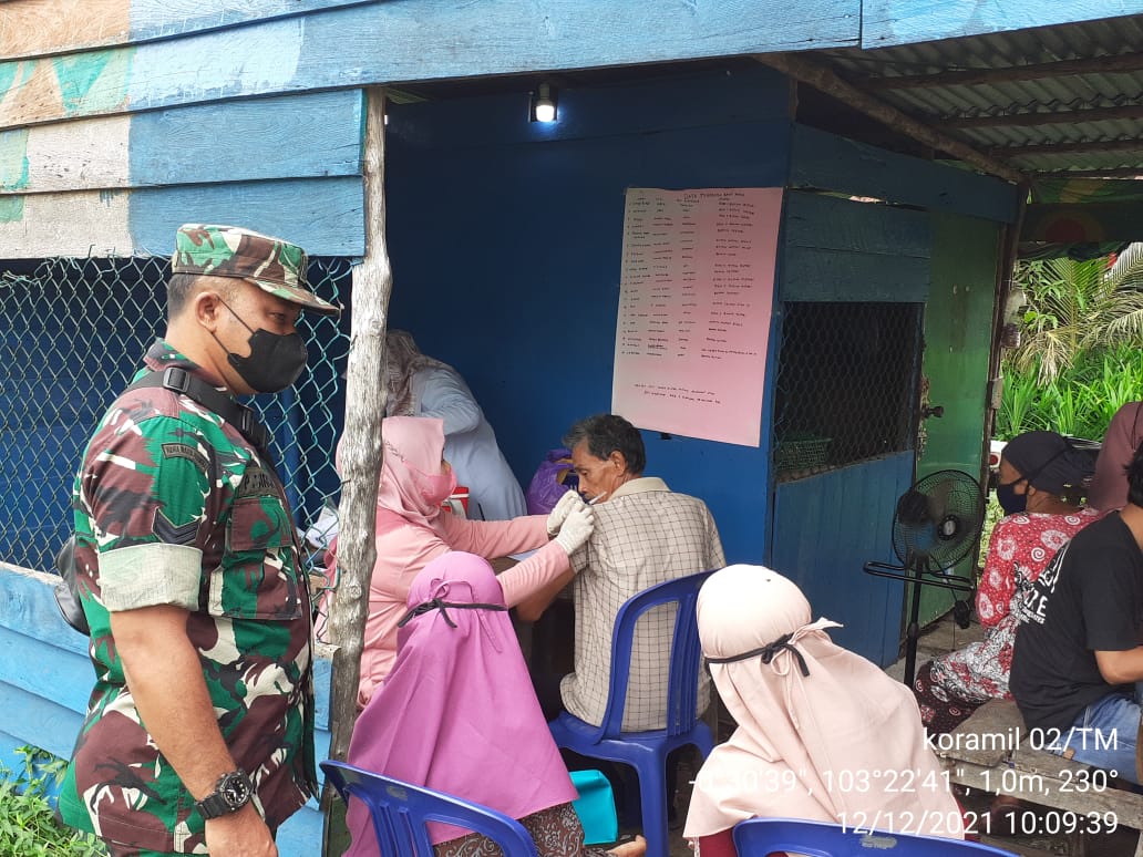 Babinsa Dampingi Vaksinasi di Blok 4 Batam Lestari Desa Tanah Merah