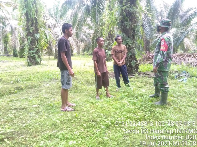 Bersama Masyrakat, Babinsa 09/Kemuning Rutin Lakukan Patroli Karhutla di Talang Jangkang