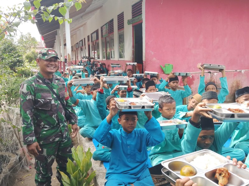 Babinsa Sertu Pardamaean Siregar Kawal Ketat Program Makan Bergizi Gratis: Pastikan 5.111 Anak di Inhil Terima Manfaat Babinsa Sertu Pardamaean Siregar Kawal Ketat Program Makan Bergizi Gratis: Pastikan 5.111 Anak di Inhil Terima Manfaat