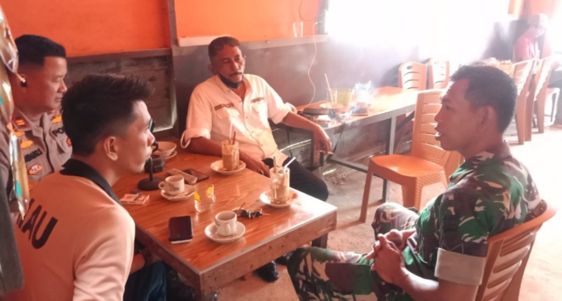 Canda dan Tawa Warnai Silaturahmi yang Harmonis antara Babinsa dan Masyarakat Sungai Batang