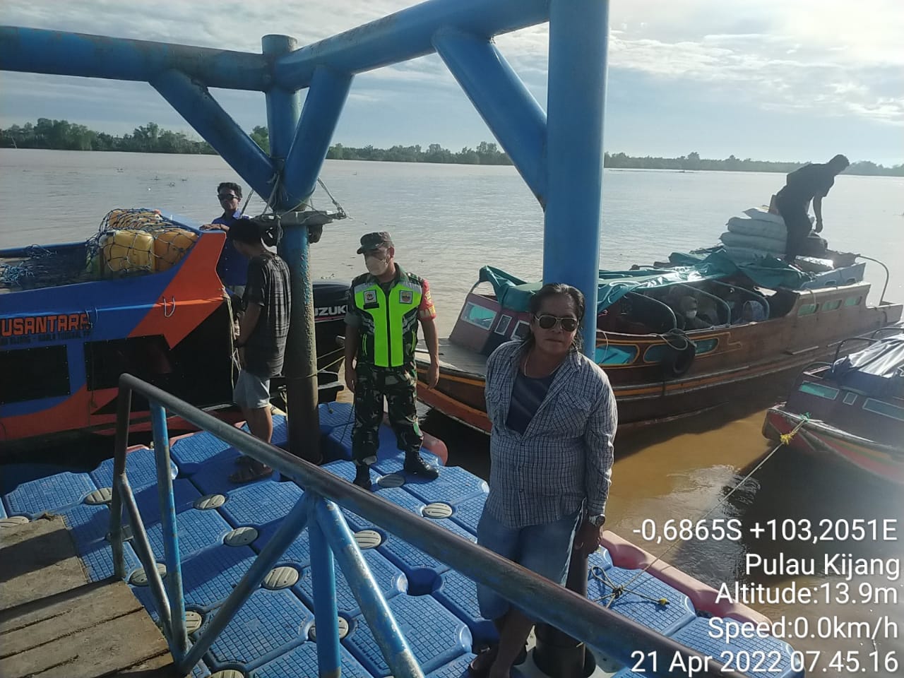 Pengecekan dan Pengawasan Terhadap Penumpang Pelabuhan Yang Dilakukan Oleh Babinsa Koramil 07/Reteh