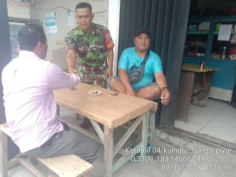 Di Kehidupan Sehari-hari, Babinsa Koramil 04/Kuindra Terapkan Nilai-nilai Pancasila Melalui Komsos