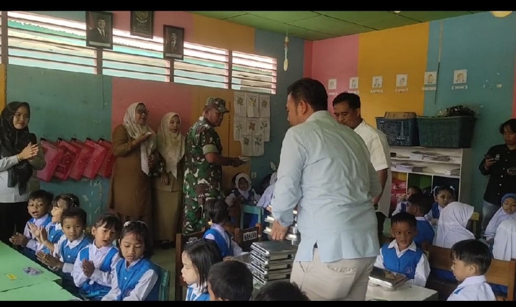 Babinsa Koramil 09/Kemuning Dampingi Kegiatan Makan Bergizi Gratis