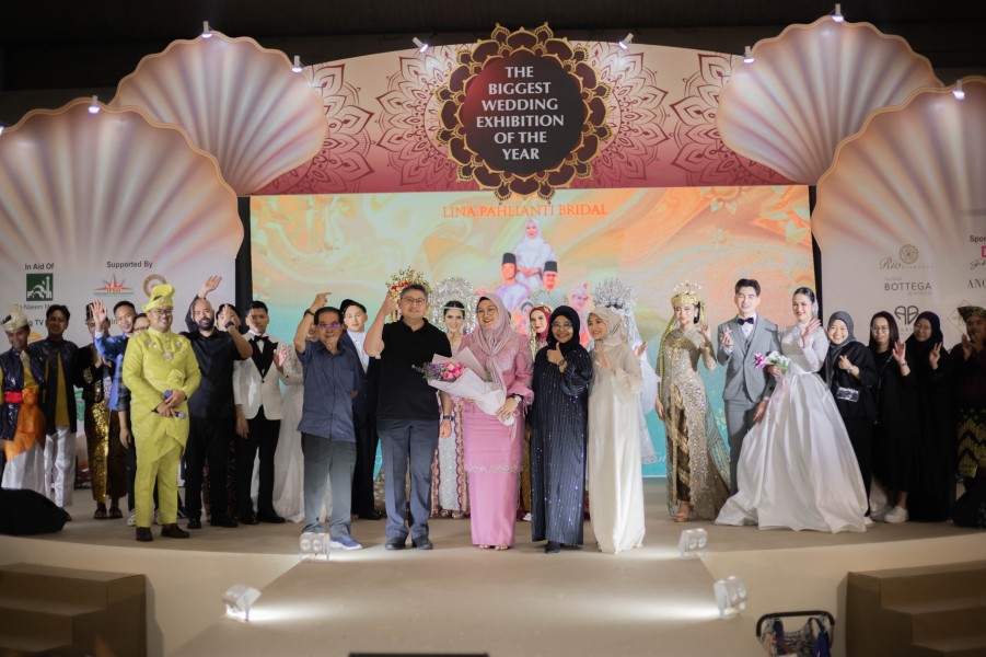 Runway Berbalut Teater Musikal, Lina Pahlianti Bawa Tembilahan Juara di Singapura